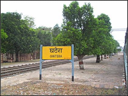 Damoh: घटेरा स्टेशन पर यात्री और कर्मचारी पी रहे नदी का गंंदा पानी, क्षतिग्रस्त डेम एक साल बाद भी नहीं सुधरा