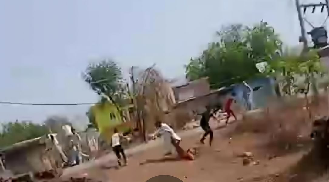 Panna News: कांग्रेस नेता और सरपंच पर जबरन ज़मीन कब्जाने का आरोप, महिला को घसीट-घसीटकर मारा
