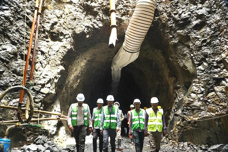 Ujjain News: कान्ह क्लोज डक्ट डायवर्शन परियोजना का काम देखने पहुंचे कलेक्टर, सॉफ्ट 2 में उतरकर देखी टनल