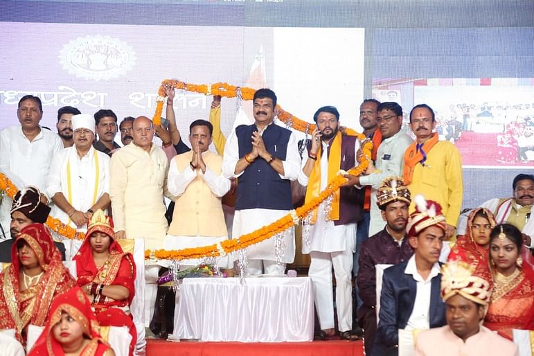 Sagar News: सात वचनों के साथ परिणय सूत्र में बंधे 1119 जोड़े, डिप्टी CM ने दिया आशीर्वाद, वर्चुअली जुड़े सीएम