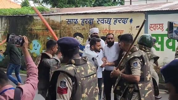 MP News: हरदा में करनी सेना और पुलिस में झड़प, लाठीचार्ज के बाद पांच गिरफ्तार, हीरा खरीद से जुड़ा पूरा फसाद