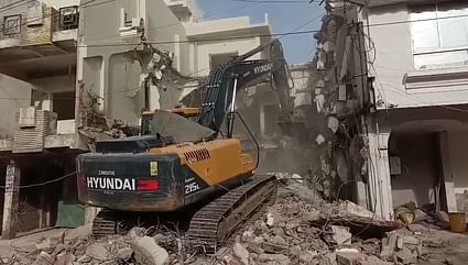 Ujjain News: महाकाल मंदिर के पास अवैध निर्माण पर चली JCB, बेगमबाग के सात मकानों को तोड़ा, स्टे हटते ही एक्शन
