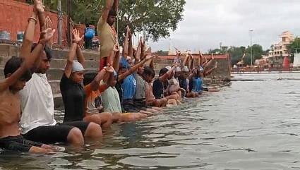 अंतरराष्ट्रीय योग दिवस 2025: शिप्रा के तट पर जल में योग की अनूठी कला दिखाएंगे बच्चे, पानी में बनाएंगे पिरामिड अंतरराष्ट्रीय योग दिवस 2025: शिप्रा के तट पर जल में योग की अनूठी कला दिखाएंगे बच्चे, पानी में बनाएंगे पिरामिड