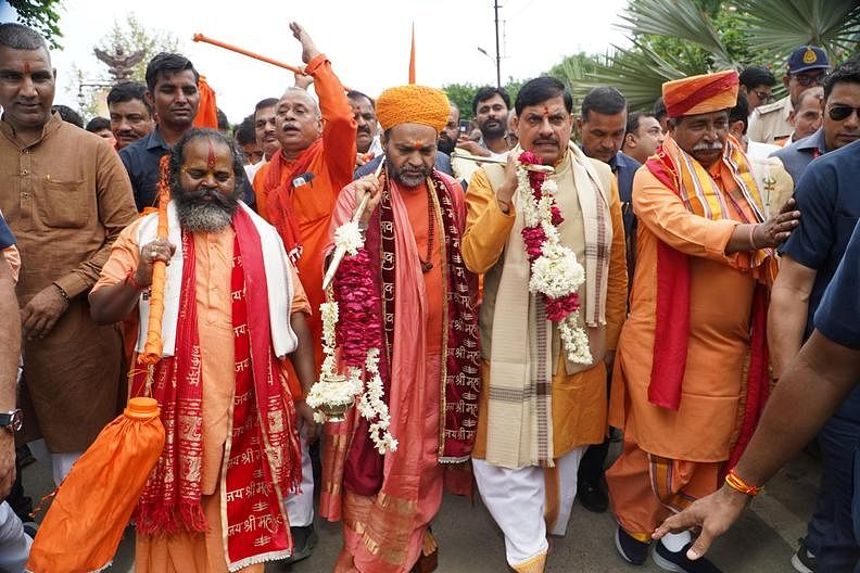 Ujjain News: कावड़ उठाकर सीएम यादव ने लगाया जय महाकाल का जयकारा, महामंडलेश्वर उत्तम स्वामी भी हुए शामिल