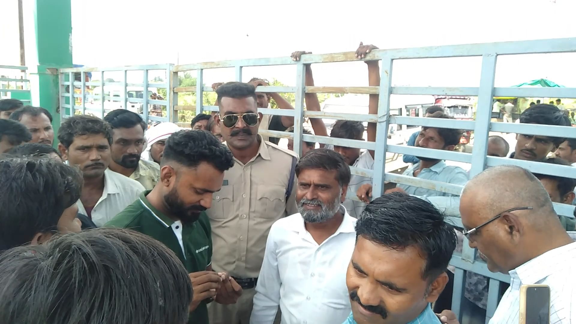 MP: नाराज किसानों ने मंडी गेट पर की तालाबंदी, कहा- ये हमारी पेट की है लड़ाई, अभी बंद मुट्ठी में है बात…नहीं तो MP: नाराज किसानों ने मंडी गेट पर की तालाबंदी, कहा- ये हमारी पेट की है लड़ाई, अभी बंद मुट्ठी में है बात…नहीं तो