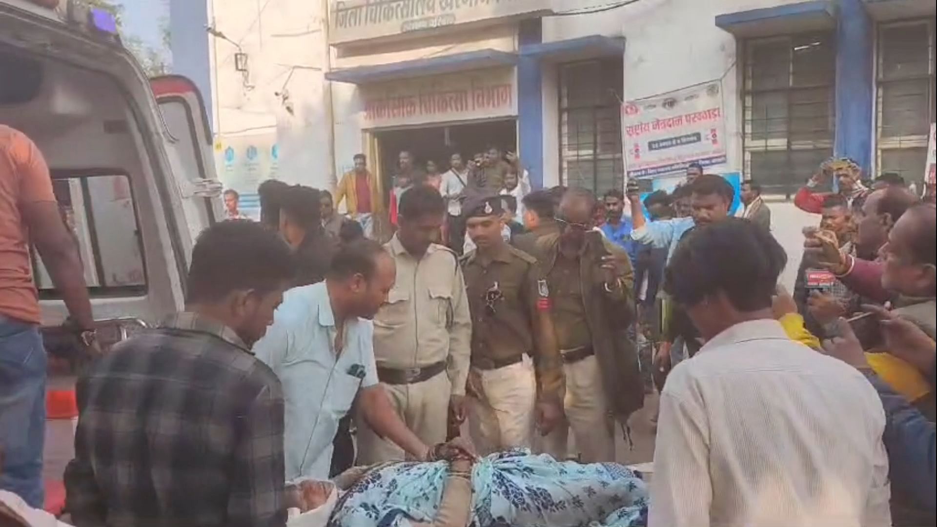 Khargone News: अंधे मोड़ पर पलटी यात्रियों से भरी निजी बस, 10 से अधिक लोग घायल, चार यात्रियों की हुई मौत Khargone News: अंधे मोड़ पर पलटी यात्रियों से भरी निजी बस, 10 से अधिक लोग घायल, चार यात्रियों की हुई मौत