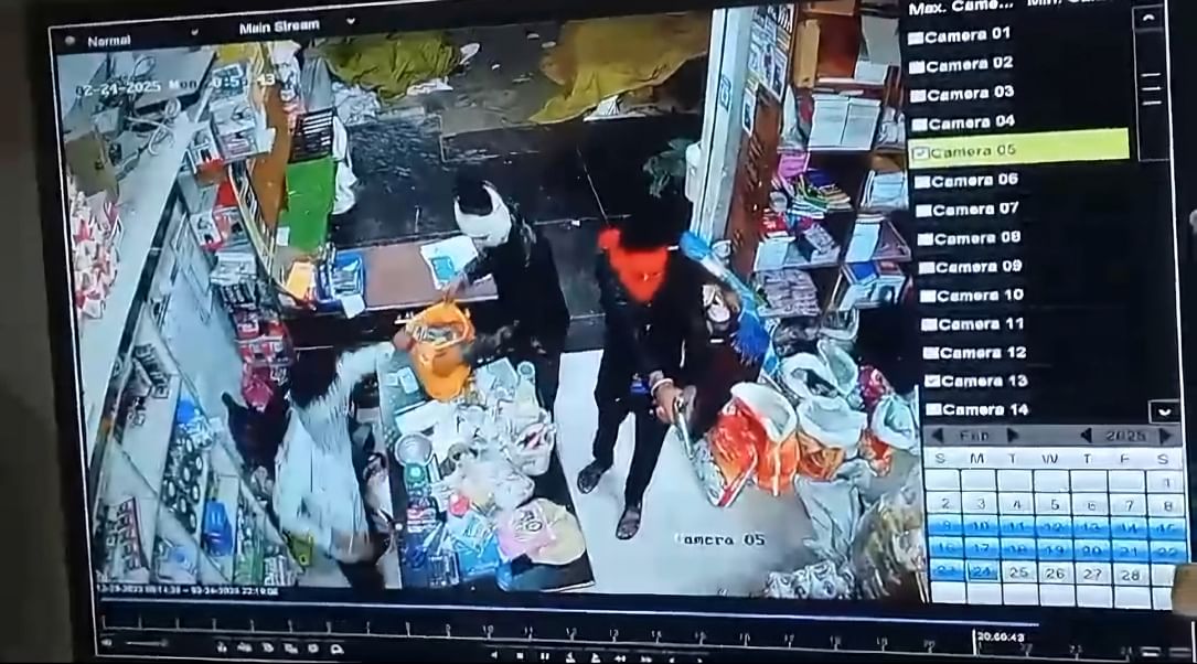 Chhatarpur News: दुकान में घुसकर कट्टे की नोक पर लाखों की लूट, घटना CCTV में कैद, वीडियो वायरल