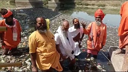 Ujjain News: मां शिप्रा की दुर्दशा देखने पहुंचे साधु-संत, नाले में उतरकर बोले- यहां कैसे होगा सिंहस्थ