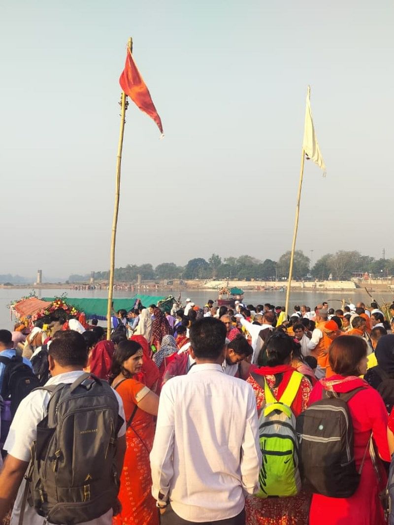 मंडला में मां नर्मदा उत्तरवाहिनी परिक्रमा में दिख रहा भक्तों का उत्साह मंडला में मां नर्मदा उत्तरवाहिनी परिक्रमा में दिख रहा भक्तों का उत्साह