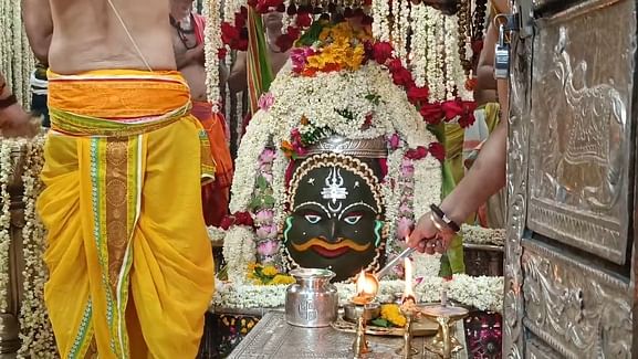 Ujjain Mahakal: 230 किलो मोगरे के फूलों से सजा बाबा महाकाल का आंगन, पूरे मंदिर परिसर में महकी खुशबू