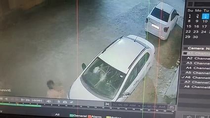 Betul News: मानसिक रूप से अस्थिर युवक का उत्पात, कई वाहनों के तोड़े शीशे, कैमरे में कैद हुई घटना