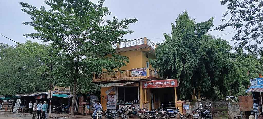 MP: कहानी डॉ. खरे की, रिटायरमेंट के बाद अपनों के बीच रहे, 50 रुपए में इलाज किया; अस्पताल के साथ देह भी दान की