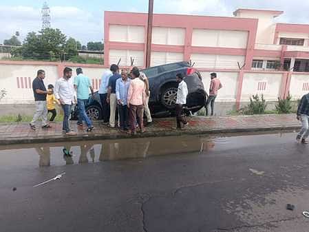 Mandsaur News: कार की टक्कर से स्कूटी सवार व्यापारी की मौत, परिजनों ने चक्काजाम कर सौंपा ज्ञापन