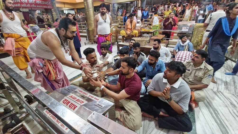 Ujjain News: बाबा महाकाल का आशीर्वाद लेने पहुंचे भारतीय क्रिकेटर, दर्शन कर कहा-IPL तो ठीक, देश हमारे लिए पहले