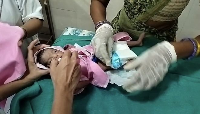 Sagar News: नवजात बच्ची को झाड़ियों में फेंकर लापता हुई मां, आवाज सुनकर पहुंचे लोग, मासूम अस्पताल में भर्ती