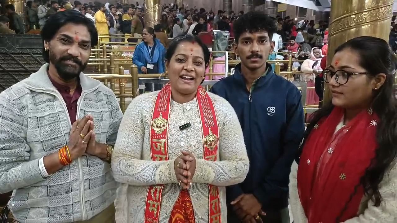 Ujjain News: नववर्ष पर भक्तों की भीड़, किसी ने चढ़ाया चांदी का मुकुट तो किसी ने महाकाल बाबा को दिया धन्यवाद Ujjain News: नववर्ष पर भक्तों की भीड़, किसी ने चढ़ाया चांदी का मुकुट तो किसी ने महाकाल बाबा को दिया धन्यवाद