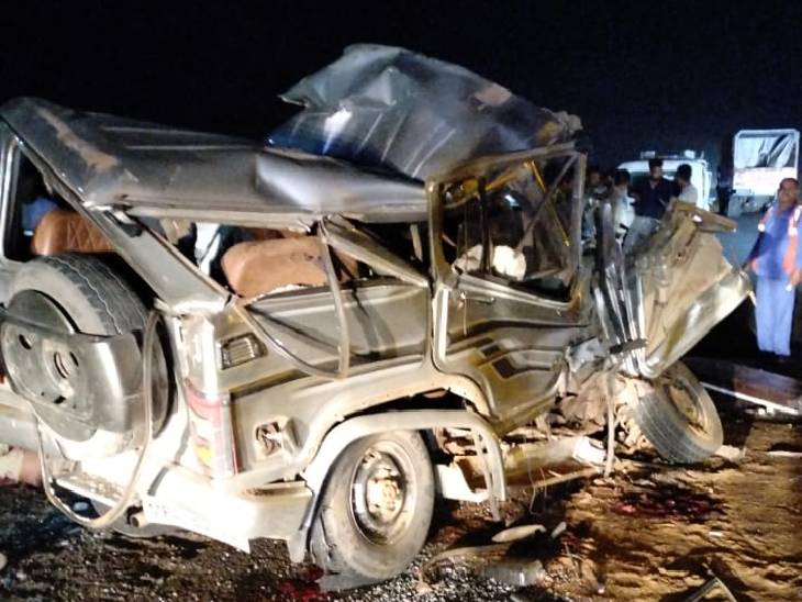 खड़े ट्रक में घुसी कार, 8 लोगों की मौत: इंदौर के बेटमा के पास अहमदाबाद फोरलेन हाइवे पर हुआ हादसा – Indore News खड़े ट्रक में घुसी कार, 8 लोगों की मौत: इंदौर के बेटमा के पास अहमदाबाद फोरलेन हाइवे पर हुआ हादसा – Indore News