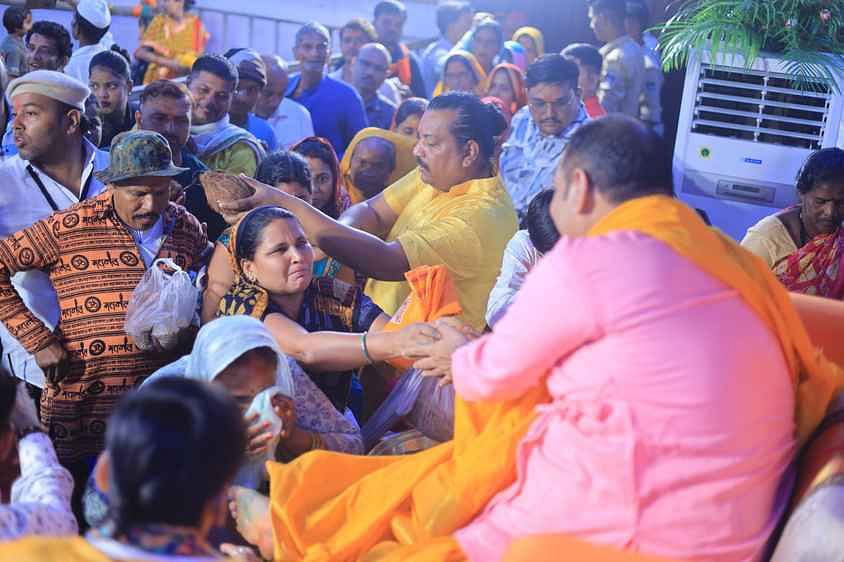 MP News: कुबेरेश्वरधाम पर तीन लाख श्रद्धालुओं ने ली पंडित प्रदीप मिश्रा से गुरु दीक्षा, सुबह से लगी कतार