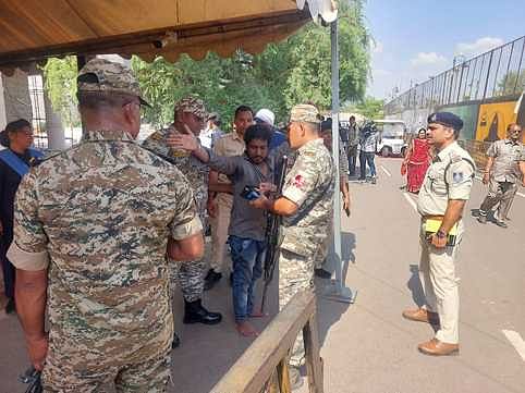 MP News: 150 से अधिक पुलिस अधिकारियों और जवानों ने अचानक घेरा महाकाल मंदिर, सकते में आ गए श्रद्धालु; जानें वजह
