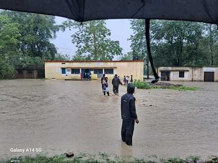 Sagar News: स्कूल प्रांगण में भरा बारिश का पानी, शिक्षकों और ग्रामीणों ने 40 बच्चों को सुरक्षित निकाला