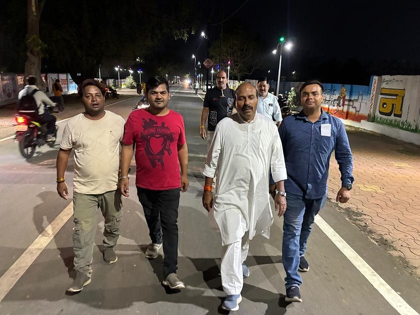 Damoh News: शहर की सड़कों पर पैदल घूमते दिखे केंद्रीय मंत्री वीरेंद्र खटीक, लोगों की लगी भीड़