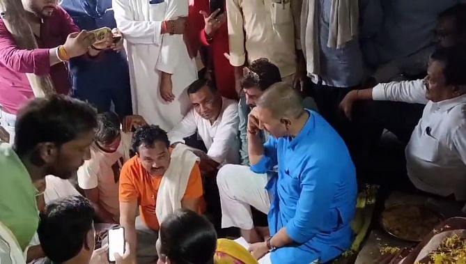 Sagar News: जमीन विवाद में हुई थी दलित युवक की हत्या, पीड़ितों के घर पहुंचे जीतू पटवारी, सरकार पर साधा निशाना Sagar News: जमीन विवाद में हुई थी दलित युवक की हत्या, पीड़ितों के घर पहुंचे जीतू पटवारी, सरकार पर साधा निशाना