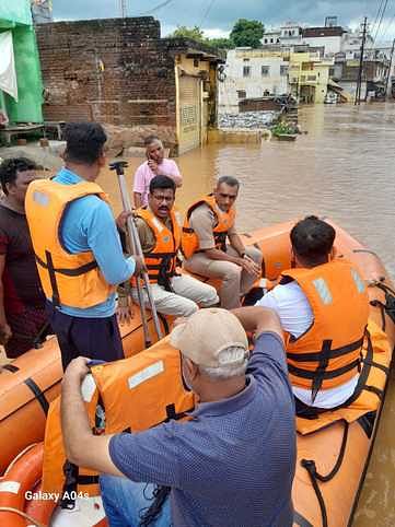 Satna Weather News: चित्रकूट में बाढ़ जैसे हालात, खतरे के निशन से ऊपर बह रही मंदाकिनी नदी; घरों में घुसा पानी