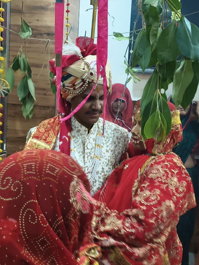 राजगढ़ में दूल्हे ने पेश की मिसाल, दुल्हन को गोद में उठाकर अस्पताल में लिए सात फेरे राजगढ़ में दूल्हे ने पेश की मिसाल, दुल्हन को गोद में उठाकर अस्पताल में लिए सात फेरे