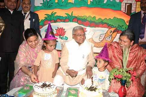 Umaria News: राज्यपाल पटेल ने आर्ट सेंटर का किया लोकार्पण, आंगनबाड़ी केंद्र में बच्चों का जन्मदिन मनाया