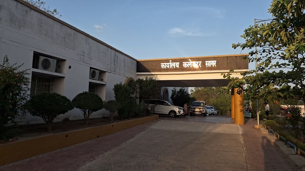 Sagar News: भाड़े के शिक्षकों से करवाते थे शिक्षण कार्य, कलेक्टर ने पांच अध्यापकों को किया सेवा से बर्खास्त