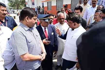 Sehore news: भोपाल सांसद आलोक शर्मा का अनोखा अंदाज, रेलवे स्टेशन पर पान की पीक साफ कर दिया स्वच्छता का संदेश