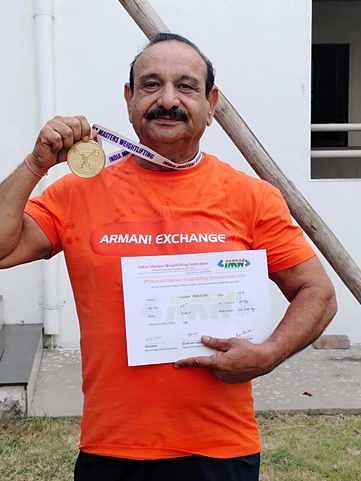 Sehore News: एशियन वेटलिफ्टिंग स्पर्धा के बाद राष्ट्रीय स्तर पर चमके 65 वर्षीय मोहन पाराशर, हासिल किया गोल्ड