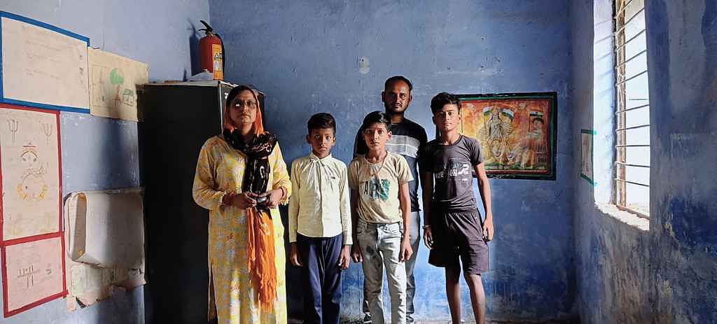 Damoh News: स्कूल भवन का गिरा छप्पर, बच्चे आना हुए कम, छात्रों की कमी देख शिक्षक ने दो पालियों में बांटी क्लास