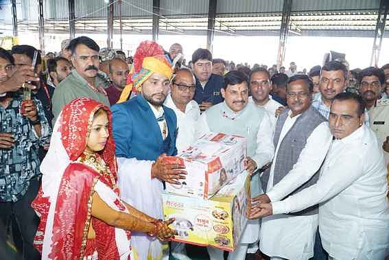 Ujjain News: सामूहिक विवाह सम्मेलन में बोले सीएम, यही है सामाजिक सुधार का महत्वपूर्ण कदम, जोड़ों को दिया आशीष Ujjain News: सामूहिक विवाह सम्मेलन में बोले सीएम, यही है सामाजिक सुधार का महत्वपूर्ण कदम, जोड़ों को दिया आशीष