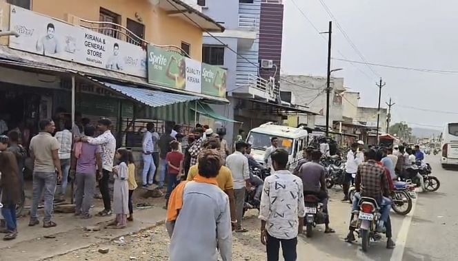 Sagar News: गलत दिशा से आ रही कार ने सड़क किनारे खड़े लोगों मारी टक्कर, हादसे में दो की मौत, एक घायल