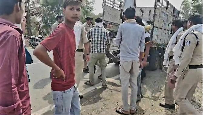 Sagar News: ट्रक–ट्रैक्टर के बीच फंसकर दुर्घटनाग्रस्त हुई बाइक, हादसे में मोटरसाइकिल सवार दोनों की गई जान Sagar News: ट्रक–ट्रैक्टर के बीच फंसकर दुर्घटनाग्रस्त हुई बाइक, हादसे में मोटरसाइकिल सवार दोनों की गई जान