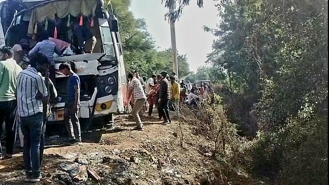 Sagar News: प्रयागराज से आ रही बस कंटेनर से टकराई, हादसे में 35 यात्री घायल; छह की हालत गंभीर Sagar News: प्रयागराज से आ रही बस कंटेनर से टकराई, हादसे में 35 यात्री घायल; छह की हालत गंभीर