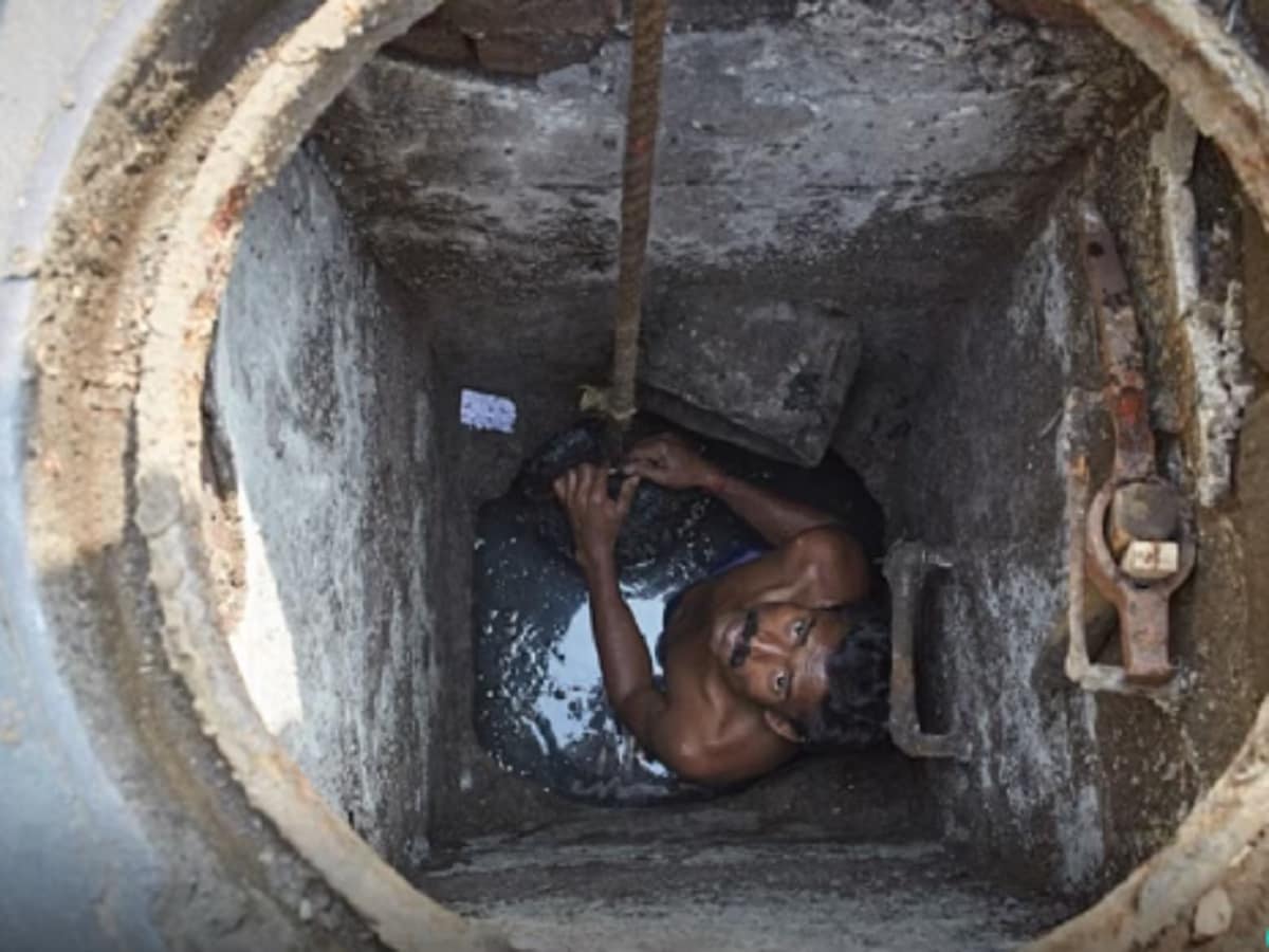 Explainer: सीवर सफाई में लगातार मर रहे मजदूर, कैसे दुनियाभर में अब मशीनों से ये काम
