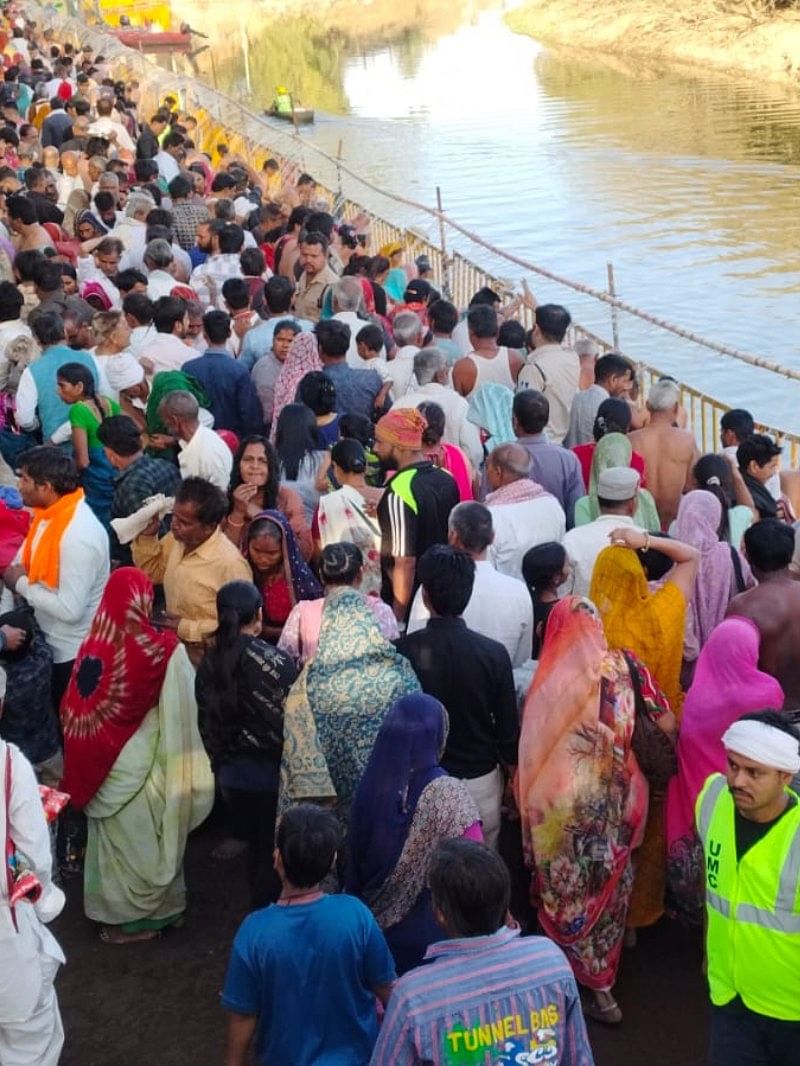 शनिश्चरी अमावस्या के मौके पर त्रिवेणी संगम में उमड़ा आस्था का सैलाब शनिश्चरी अमावस्या के मौके पर त्रिवेणी संगम में उमड़ा आस्था का सैलाब