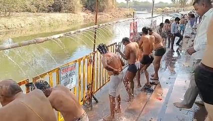 Shani Amavasya 2025:शनि आमवस्या पर त्रिवेणी संगम में उमड़ा जन सैलाब, किया दान