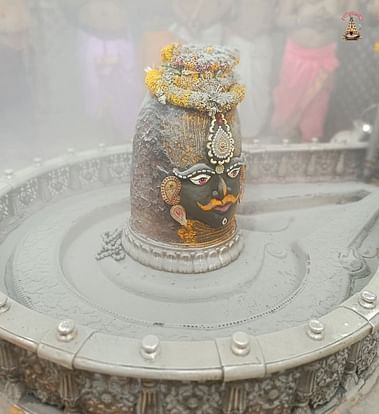 Ujjain Mahakal: भांग से शृंगार कर सजे बाबा महाकाल फिर रमाई भस्म, दिव्य स्वरूप के भक्तों ने किए दर्शन