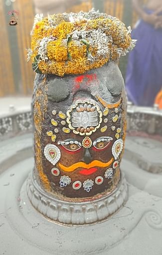 Ujjain News: भांग-ड्रायफ्रूट से बाबा महाकाल का श्रृंगार कर रमाई गई भस्म; लेफ्टिनेंट जनरल शेखावत ने किए दर्शन