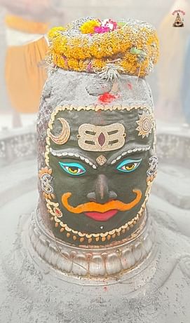Mahakal Bhasm Aarti: भांग से शृंगार, मस्तक पर सूर्य-चंद्र से सजे बाबा महाकाल, हरियाणा के भक्त ने चढ़ाई भेंट