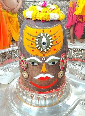 Ujjain Mahakal: त्रिकालदर्शी बाबा महाकाल ने खोला त्रिनेत्र, भस्म आरती में दिया विशेष स्वरूप में दर्शन