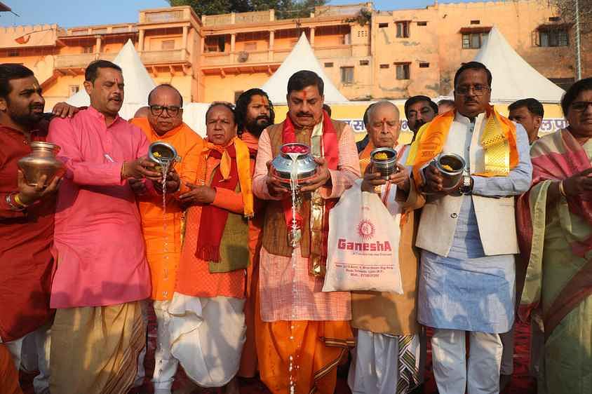 Ujjain News: दत्त अखाड़ा घाट पर प्रथम किरण के साथ सूर्य को अर्घ्य देकर नववर्ष का स्वागत, मुख्यमंत्री रहे मौजूद