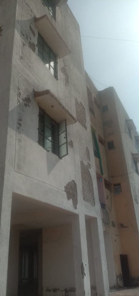 Damoh News: पीएम आवास कॉलोनी की दीवारों से प्लास्टर गिरा, निकल आई ईंटें, गारंटी पीरियड में ही भागी एजेंसी