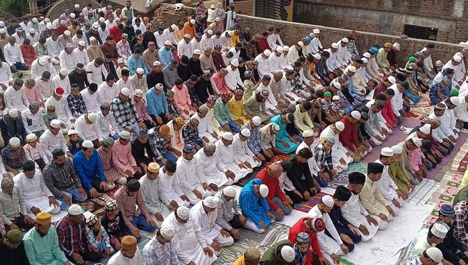 Dewas News: ईदगाह जामा मस्जिद में अदा हुई ईद की नमाज, एक-दूसरे से गले मिलकर दी मुबारकबाद Dewas News: ईदगाह जामा मस्जिद में अदा हुई ईद की नमाज, एक-दूसरे से गले मिलकर दी मुबारकबाद