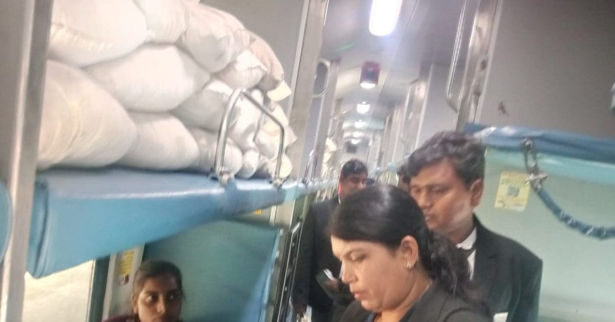 कंफर्म टिकट लेकर आपको सफर में न हो परेशानी, इसलिए रेलवे ने उठाया कदम कंफर्म टिकट लेकर आपको सफर में न हो परेशानी, इसलिए रेलवे ने उठाया कदम