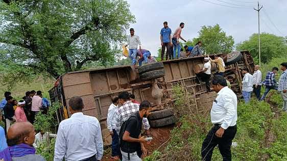 Satna News: सतना-चित्रकूट स्टेट हाईवे पर पलटी तेज रफ्तार बस, दर्जन भर यात्री घायल