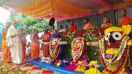 Ujjain News: इस्कान में भगवान जगन्नाथ, बलभद्र और सुभद्रा का अभिषेक, भक्तों ने भी लिया स्नान का पुण्य लाभ